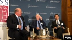 美国在台协会主席莫健James Moriarty(中)2019年6月19日出席一场研讨会(美国之音黎堡)