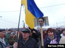 伊莲娜在3月1日莫斯科悼念涅姆佐夫的游行中手举萨夫琴科像。(美国之音白桦拍摄)