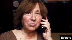 诺贝尔文学奖得主阿列克谢耶维奇在白俄罗斯的明斯克打电话(2015年10月8日)