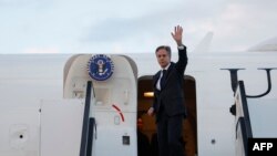 资料照片:美国国务卿布林肯在以色列特拉维夫附近的本·古里安机场登机离开之际挥手告别。(2024年3月22日)