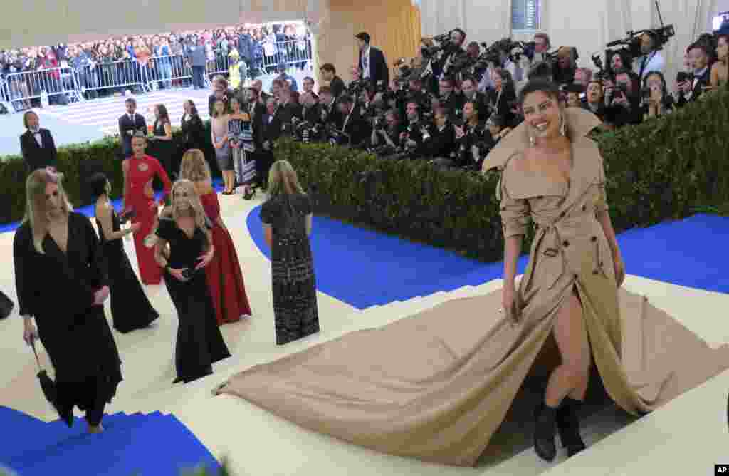 印度小姐普里扬卡·乔普拉(Priyanka Chopra)参加在纽约大都会博物馆举办的时装馆慈善晚会,庆祝"中间的艺术"展览开幕。(2017年5月1日)