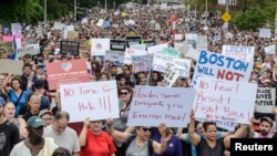 在“波士顿自由言论”团体集会之前,一大群人示威 。(2017年8月19日)