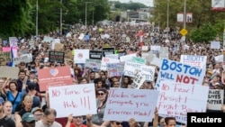 在“波士顿自由言论”团体集会之前,一大群人示威,举着反对仇恨、否定纳粹、“黑人的命也是命”的标语。2017年8月19日)