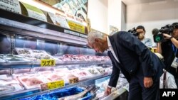 美国驻日本大使拉姆·伊曼纽尔(Rahm Emanuel)2023年8月31日访问了福岛县的鱼市场。(法新社)