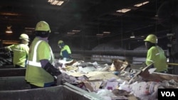 在美国垃圾处理公司“共和服务”(Republic Services)的一个废品回收厂,工人们在分拣回收来的废品