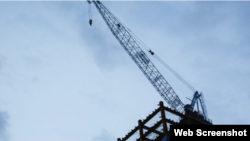 图为台湾台北一处建筑工地上的起重机 。(2020年7月8日)