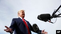 美国总统特朗普在乘坐空军一号飞往新罕布什尔州参加集会前接受记者采访(2019年8月15日)。