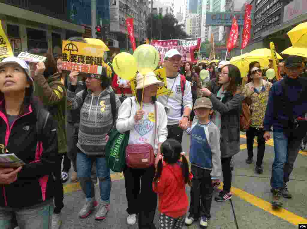数万港人参与民阵争取真普选大游行(美国之音海彦拍摄)