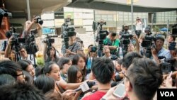虽说占中局面趋于平稳,但大量记者仍然留守,等候特区政府与学生开展对话 (美国之音方正拍摄)
