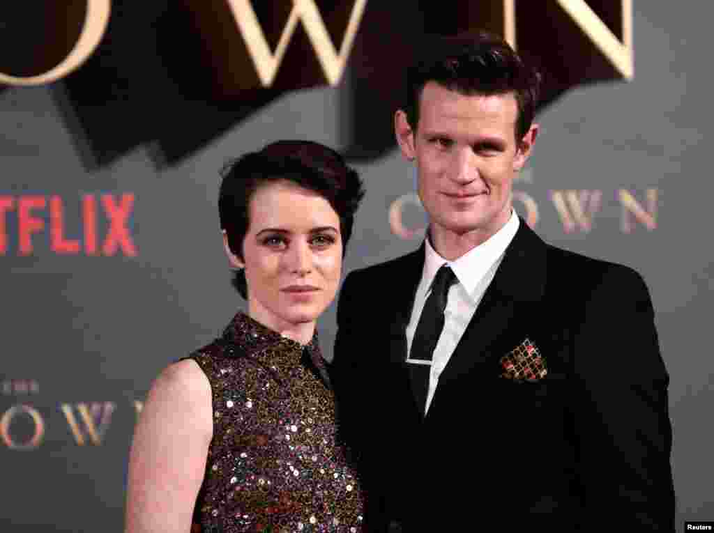 在电视剧里扮演女王伊丽莎白二世的演员克莱尔·福伊和扮演爱丁堡公爵菲利普的马特·史密斯参加2017年11月21日在伦敦举行的电视剧《皇冠》第二季的首映礼。