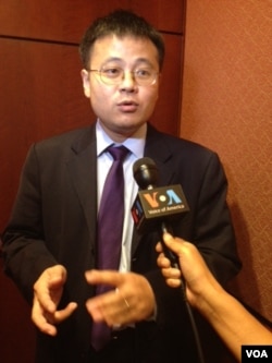 《中国聚焦》杂志的资深研究员丁力接受美国之音采访(美国之音方方拍摄)