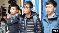 资料照:香港“双学三子” 黄之锋、周永康和罗冠聪在终审法院外面见媒体 。(2018年2月6日)