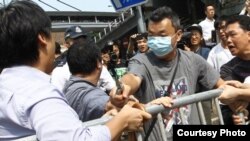 近百名口罩党拆除金钟道铁马 (苹果日报网站图片)