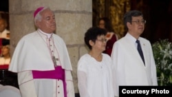 2016年8月16日,台湾副总统(右一)与夫人在美洲大教堂参加多米尼共和国总统梅迪纳的就职典礼。陈建仁本人是一位虔诚的天主教徒。(台湾总统府提供)