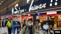 台北桃园机场出境区戴口罩的民众（美国之音许宁拍摄，2020年1月24日）
