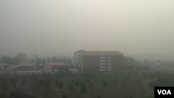 2016年10月14日上午,京津冀地区再陷雾霾重污染。图为当天北京南郊一院落。(美国之音叶兵拍摄)