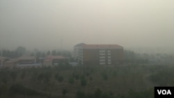 2016年10月14日上午,京津冀地区再陷雾霾重污染。图为当天北京南郊一院落。(美国之音叶兵拍摄)
