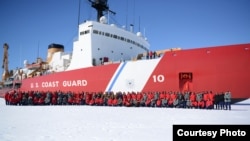 美国海警队“极地之星”号破冰船2017年1月10日在南极洲执行任务(美国海警队照片)