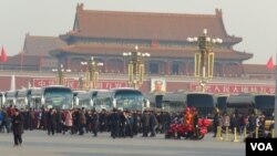 图为3月5日参加人大会议的代表团所乘车辆(美国之音东方拍摄)