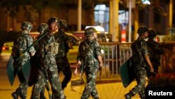 武警和警察在喀什街道上巡逻(2013年6月30日)