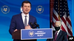 资料照片:前印第安纳州南本德市长布蒂吉格被时为当选总统的拜登提名为运输部长后在特拉华州维尔明顿的拜登过渡团队总部发表讲话。(2020年12月16日)