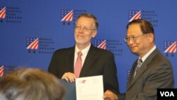 美国在台协会处长郦英杰(左)在高雄颁奖给美国船舶救援系统的台湾合作伙伴