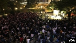 逾千民众11月10日晚聚集在香港遮打花园,为去世的香港科技大学学生周梓乐举行祷告会