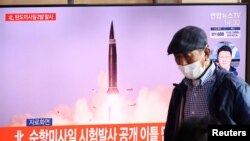 韩国电视节目2021年9月15日播放朝鲜发射弹道导弹的图片(路透社)