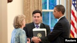 Tổng thống Barack Obama gặp gỡ ông Ron Klain, khi đó là trưởng ban nhân viên của phó Tổng thống Joe Biden, tại phòng Bầu dục hôm 21/5/2009.