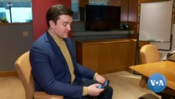 VOA英语视频: 虚拟约会打开线上谈情说爱的新天地 VOA英语视频: 虚拟约会打开线上谈情说爱的新天地