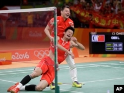 中国队员谌龙星期六战胜马来西亚对手李宗伟,赢得羽毛球男子单打冠军。比赛结束后,谌龙激动得不能自持。AP摄影 巴西里约 2016年8月20日。