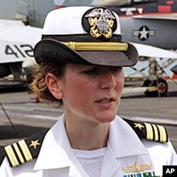 航母上女军人占20%，不输男性