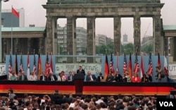 1987年美国总统里根在西柏林发表演说,要求戈尔巴乔夫推倒柏林墙