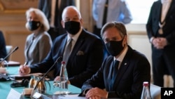 美国国务院布林肯在巴黎与法国外长勒德里昂举行会谈(2021年10月5日)