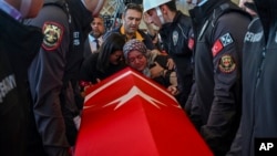 2024年10月24日哈桑·侯赛因·坎巴兹 (Hasan Huseyin Canbaz) 的亲属在安卡拉卡尔西亚卡清真寺举行的葬礼上哀悼,他在星期三于土耳其航空航天和国防公司TUSAS遭到库尔德工人党成员的袭击身亡。