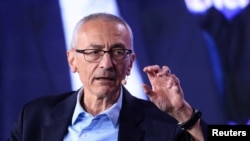 资料照:美国白宫国际气候政策高级顾问约翰·波德斯塔(John Podesta)在加州的一次记者会上讲话。(2024年5月6日)