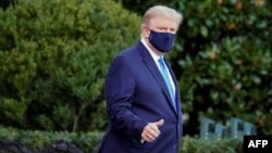 美国总统特朗普10月2日从白宫搭乘直升机前往沃尔特-里德国家军事医疗中心。