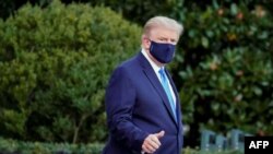 特朗普总统登上海军陆战一号直升机前往沃尔特-里德军事医疗中心前像记者竖起大拇指。(法新社照片)