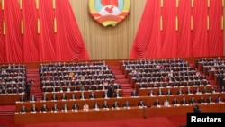 中国北京,中国国家主席习近平和其他官员在北京人民大会堂出席中国全国政协会议闭幕会。(2025年3月10日)