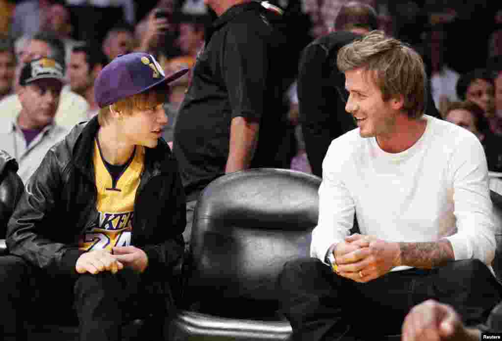 Ca sĩ Justin Bieber trò chuyện với Beckham trong một trận đấu bóng rổ nhà nghề Mỹ giữa 2 đội Los Angeles Lakers và Houston Rockets ở Los Angeles, California, ngày 26 tháng 10, 2010.