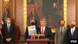 众议院外交事务委员会首席共和党成员、中国工作组主席麦考尔(Rep. Michael McCaul, R-TX)2020年9月30日出席中国工作组报告发布记者会。(美国之音记者李逸华拍摄)