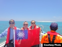 从左至右:立委:陈镇湘,林郁方,詹凯臣在南沙群岛的太平岛宣示主权