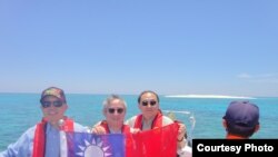 从左至右:立委:陈镇湘,林郁方,詹凯臣在南沙群岛的太平岛宣示主权