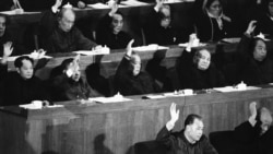 1981年12月13日,中国人大会议上,中国领导人表决通过赵紫阳(第一排左)总理的经济工作报告。第二排左起:胡耀邦、邓小平、李先念、陈云、华国锋。