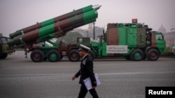 2025年1月20日,一名海军军官在印度新德里举行的共和国日阅兵彩排期间走过布拉莫斯(BrahMos)导弹武器系统。