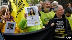 国际特赦组织的人权活动人士2024年5月4日在中国国家主席习近平访问法国之际举行示威。（法新社）