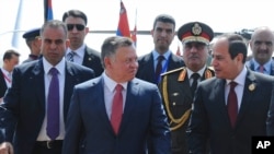 埃及总统塞西(右)欢迎约旦国王阿卜杜拉二世抵达埃及,参加在沙姆沙伊赫举行的阿盟峰会(2015年3月28日)