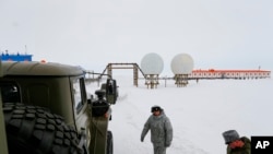 资料照片:俄罗斯士兵站在俄罗斯纳古尔斯科耶附近亚历山大地岛的一处雷达设施前。该设施是俄罗斯最北端的军事前哨。(2021年5月17日)