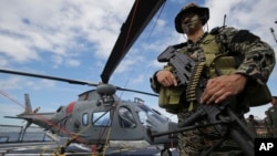 Hải quân Philippines trên tàu chiến BRP Gregorio Del Pilar (PF15) tại cảng Manila.