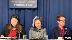 资料照片:在美国国家记者俱乐部一场关注新疆人权状况的新闻发布会上,29岁的维吾尔族女子米娜·图尔松(中)回忆起自己在“教育转化”营中的经历,几度难掩悲伤情绪(2018年11月26日)